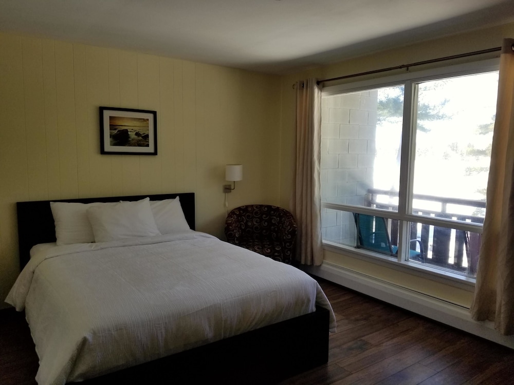 Standard Room, 1 Queen Bed, Kitchenette, Lake View