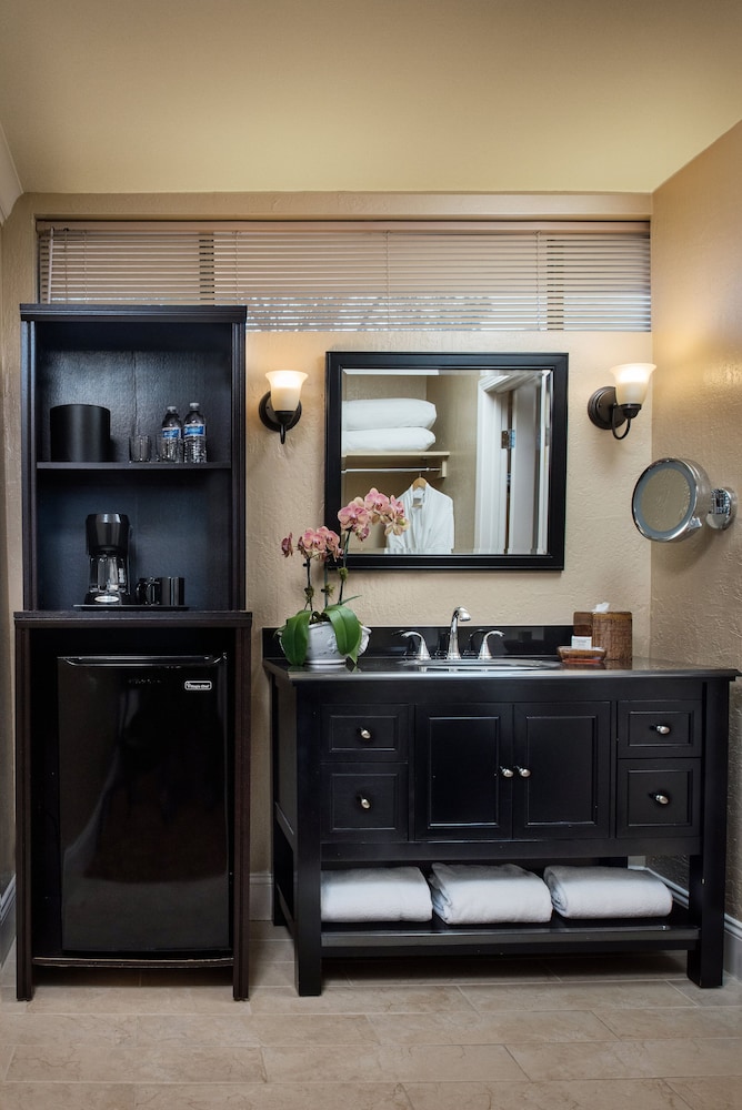 Basic Room, 2 Queen Beds - Photo 3