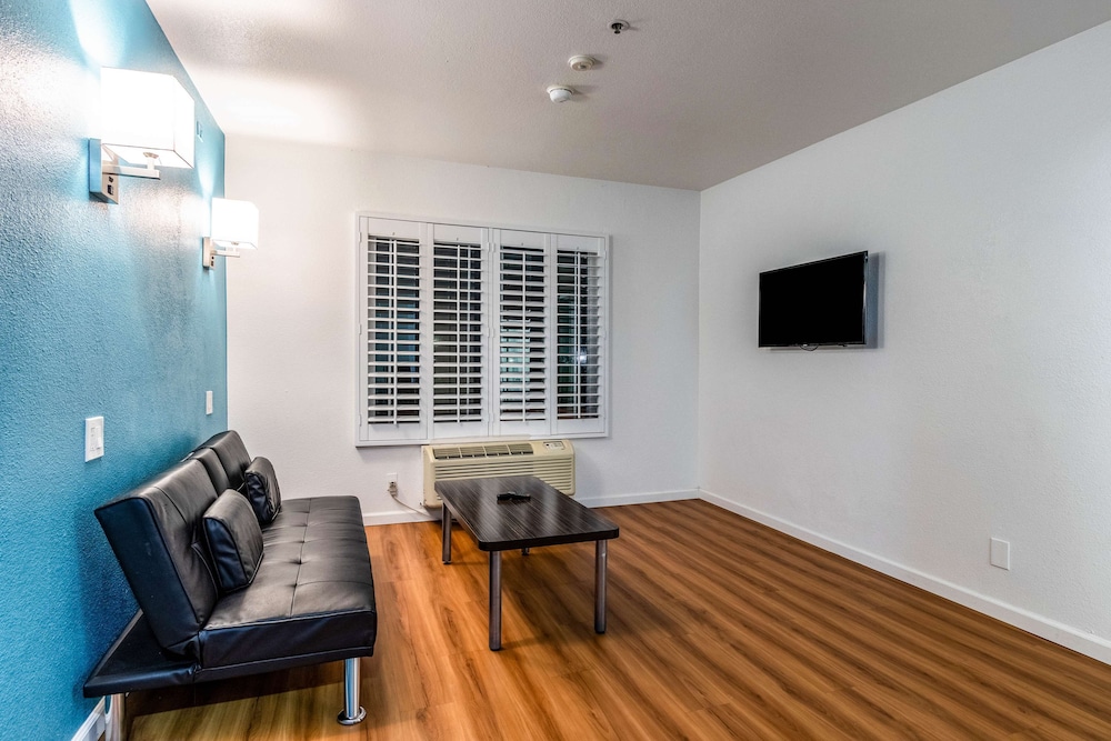 Deluxe Suite, 1 Queen Bed, Non Smoking, Refrigerator & Microwave - Photo 1