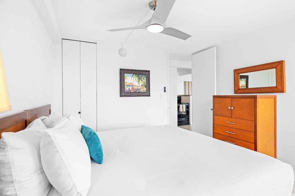 Pacific Monarch - 1 BR - Ocean & City Views: Romantic Suite, 1 Bedroom, Balcony, Ocean View (0103) photo
