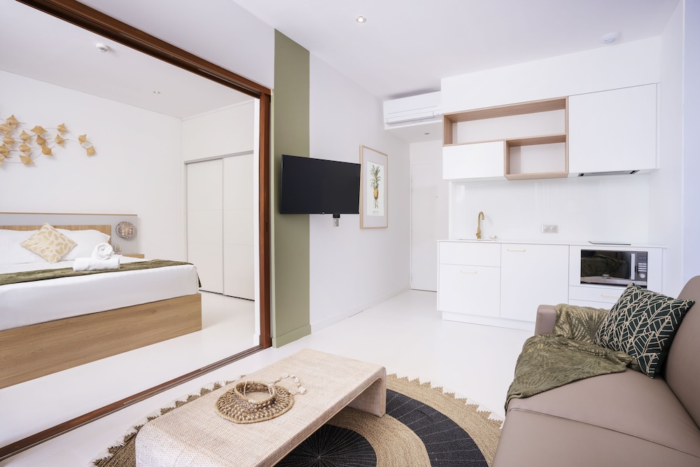 Suite, 1 Queen Bed with Sofa bed, Garden View, Ground Floor photo 3