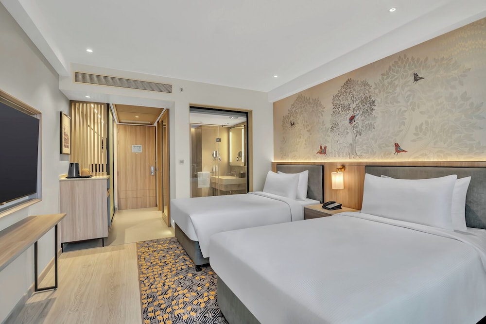 Deluxe Room, 1 King Bed, Pool View