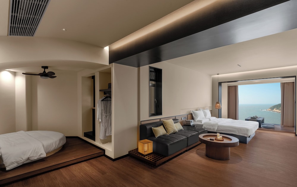Panoramic Quadruple Room, 1 Bedroom, Ocean View, Beachfront photo 1