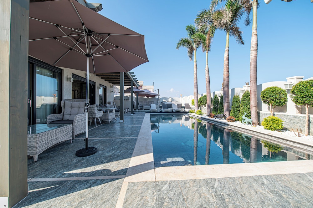 Deluxe Suite, Smoking, Pool View photo 2