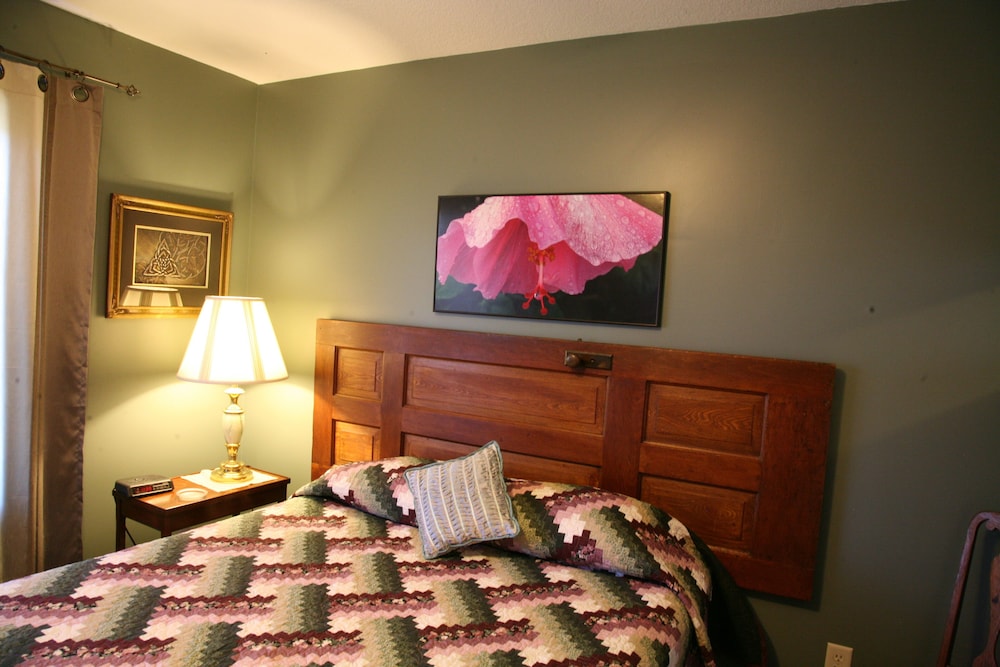 Classic Room, 1 Queen Bed, Non Smoking, Garden View photo 1