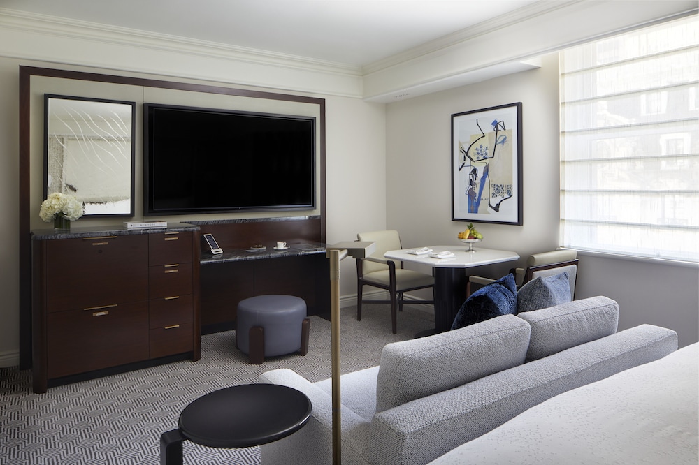 Grand Room, 1 King Bed (Premier) photo 3