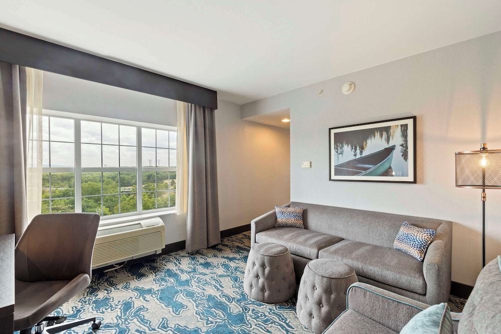 Suite, 1 King Bed, Golf View - Photo 4