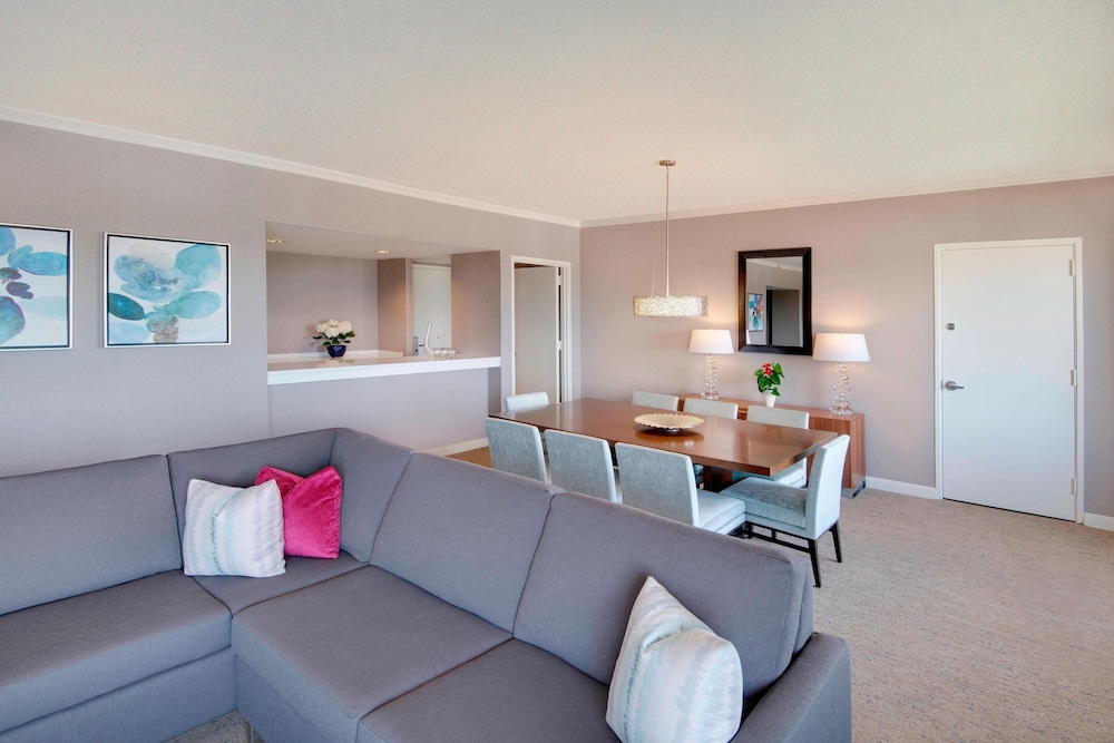 Suite, 1 King Bed - Photo 2