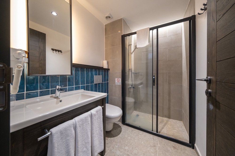 Basic Triple Room photo 2