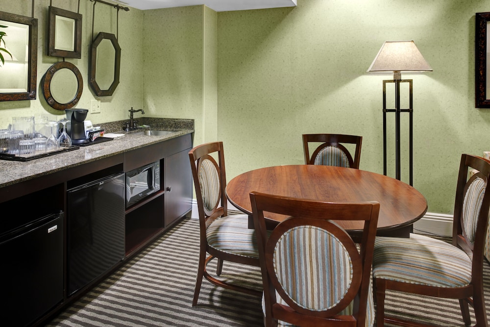 Suite, 1 King Bed with Sofa bed (Wet Bar) - Photo 2