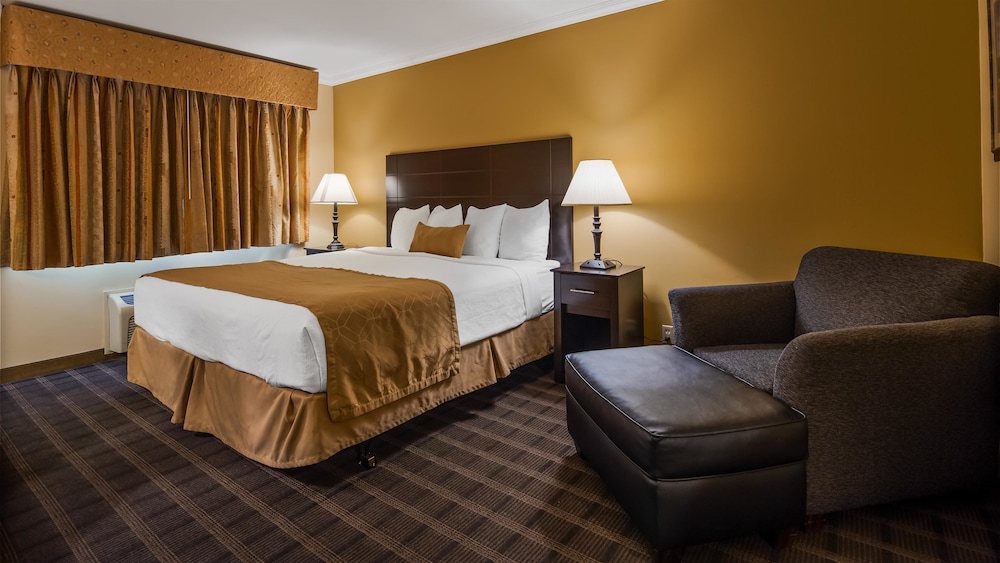 Standard Room, 1 King Bed, Non Smoking, Refrigerator & Microwave photo 2