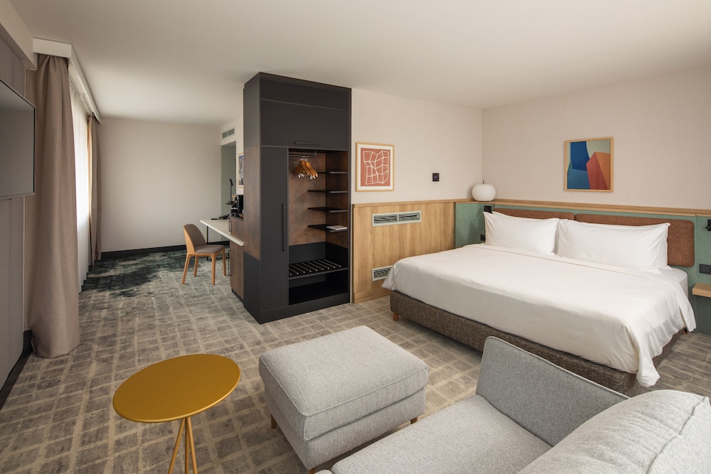Junior Suite, 1 King Bed (Seating Area) - Photo 3