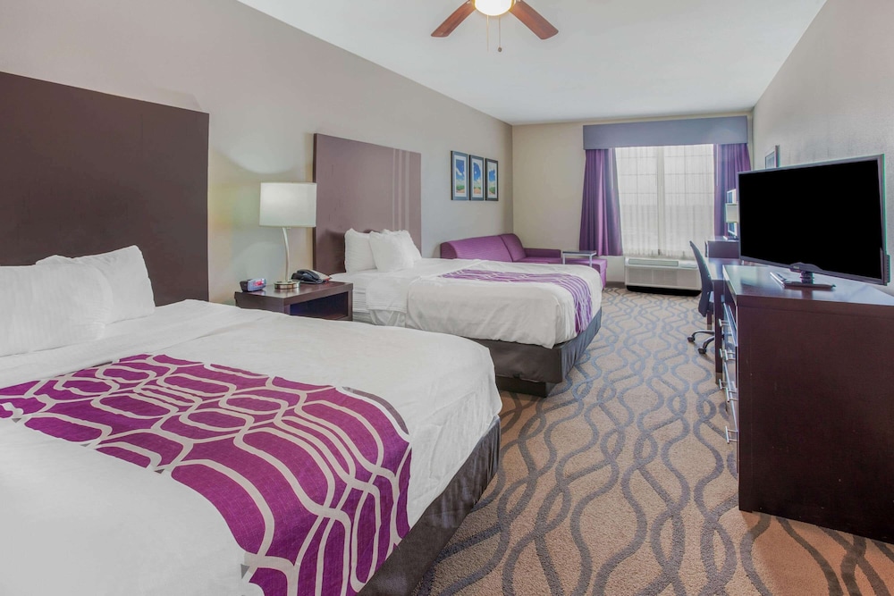 Deluxe Suite, 2 Queen Beds, Non Smoking photo 2