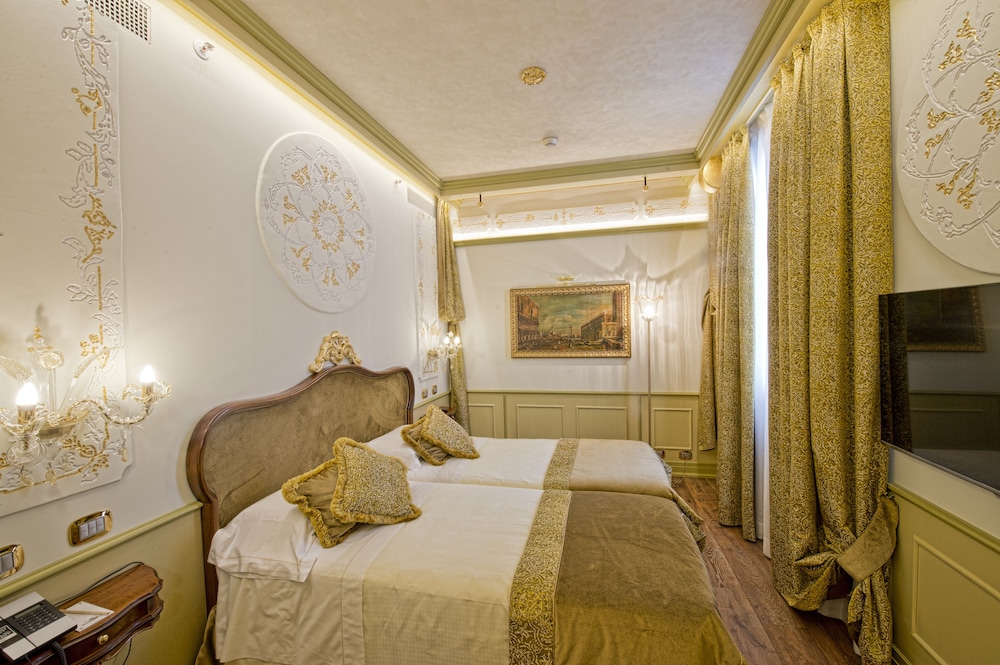 Junior Suite with partial city or courtyard view