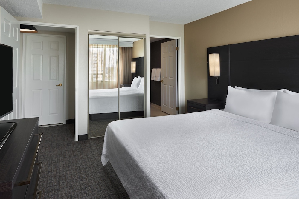 Suite, 2 Bedrooms - Photo 1