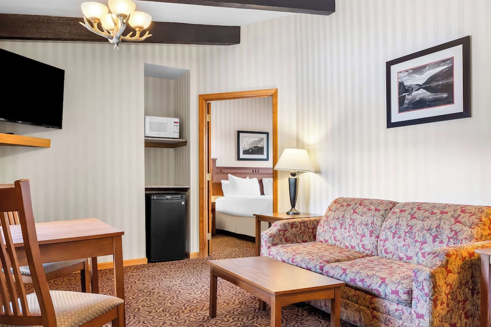 Suite, 1 King Bed With Sofa Bed, Non Smoking, Jetted Tub (With Sofabed) photo 1
