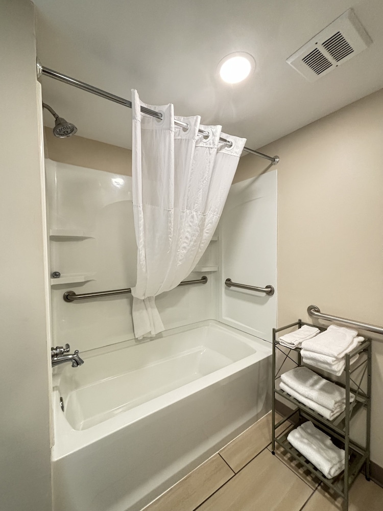 1 King Bed Mobility Accessible Room Bathtub/Shower w/ Grab Bars, Non Smoking - Photo 4