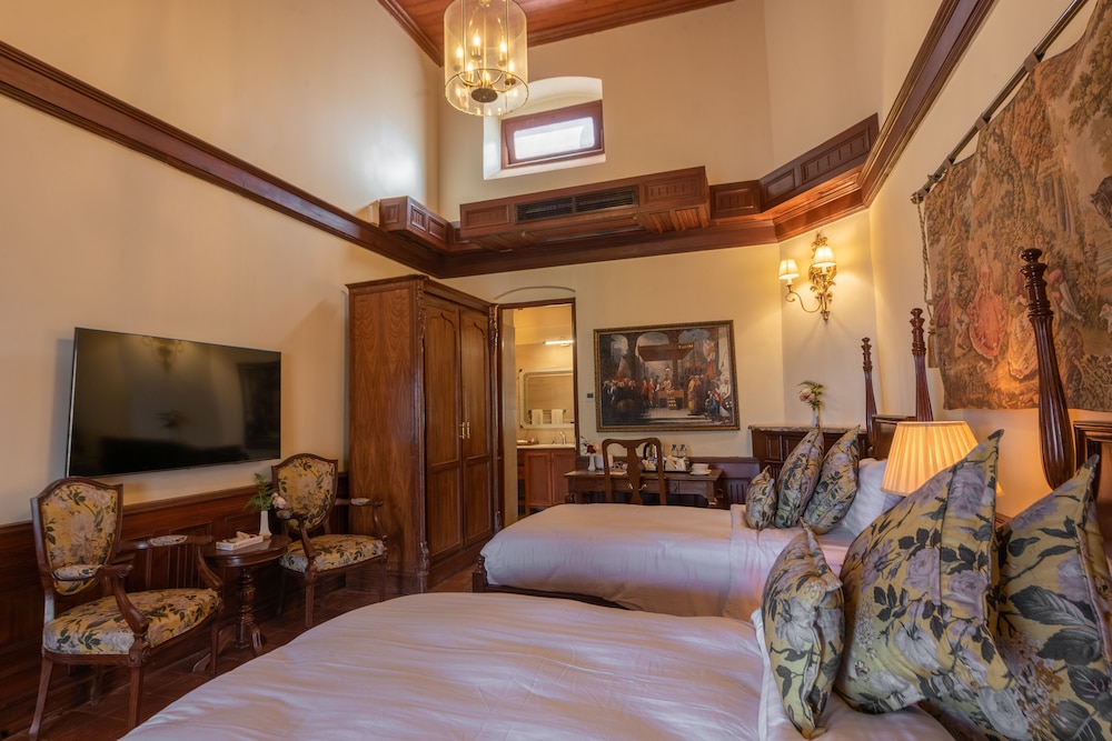 Executive Room - Photo 1