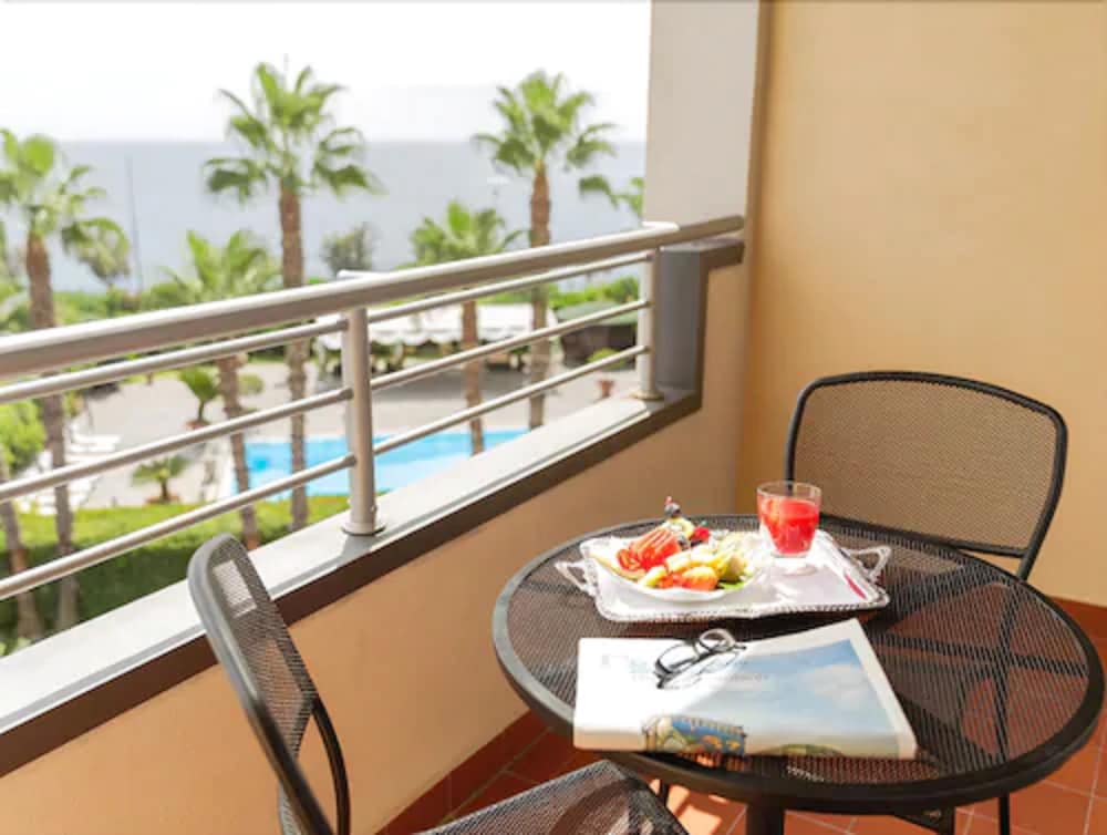 Deluxe Double Room Single Use, Sea View photo 2