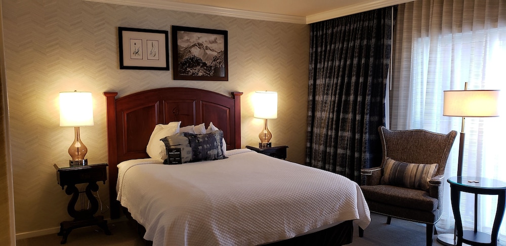 Superior Room, 1 Queen Bed, Accessible - Photo 2