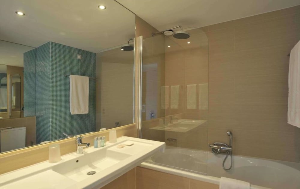 Deluxe Double or Twin Room, Sea View - Photo 12