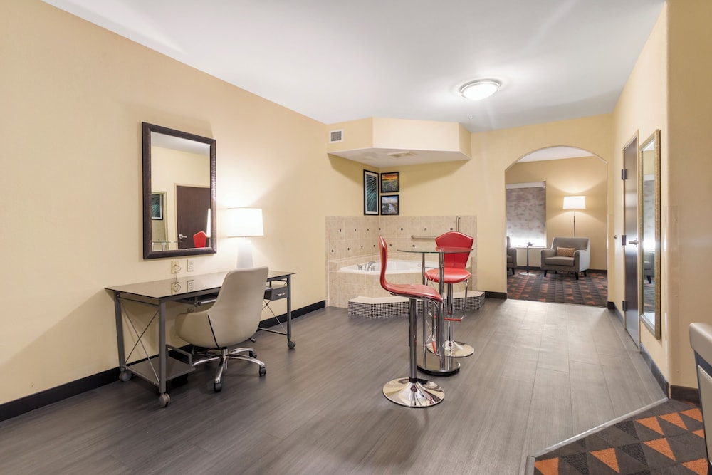 Suite, 1 King Bed, Jetted Tub (Additional Living Area) - Photo 4