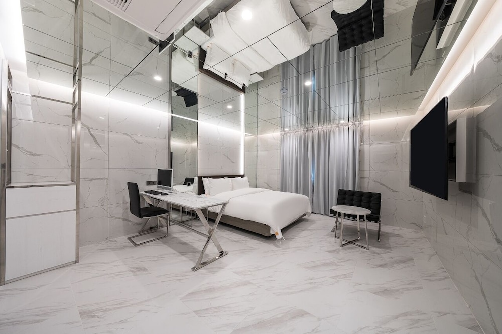 Suite - Photo 2