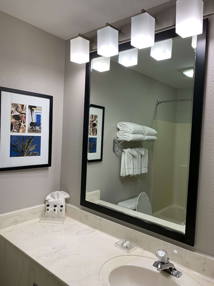 Suite, 1 King Bed, Non Smoking, Jetted Tub - Photo 2