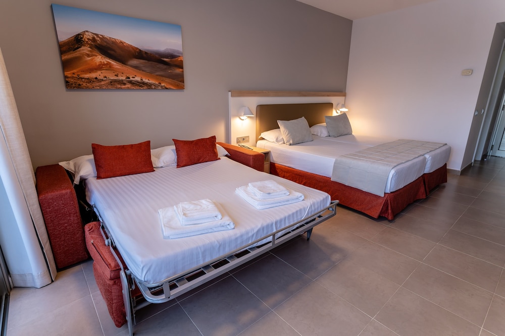 Superior Double Room thumbnail 6