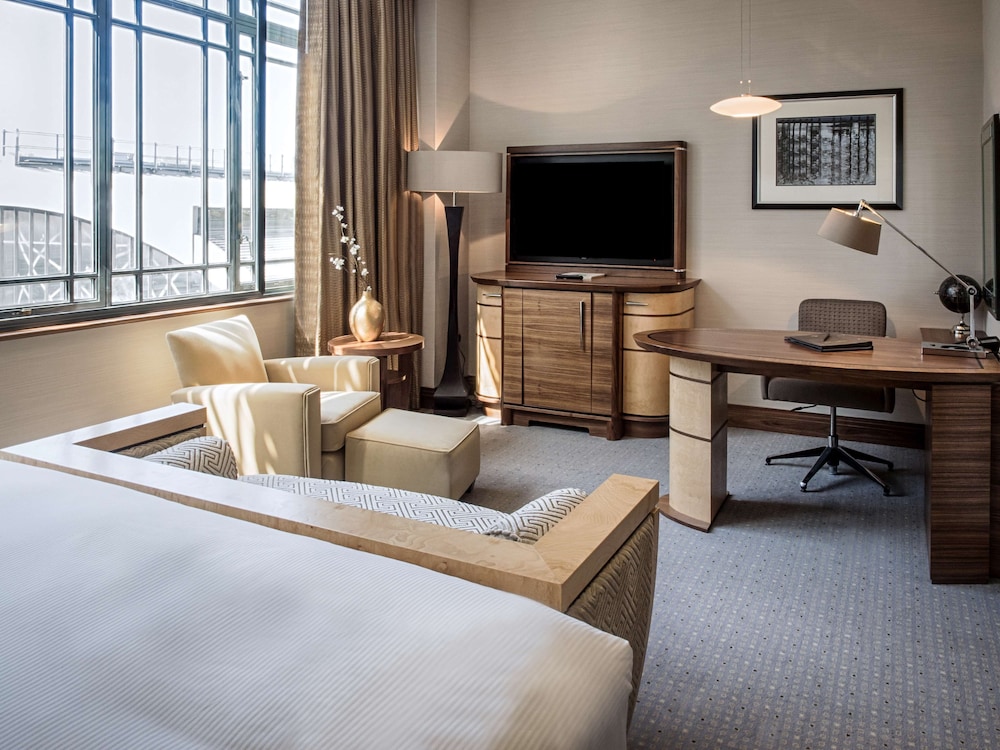 GWR Tower Room, 1 King Bed (Lounge Access), City View