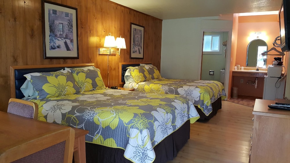 Standard Room, 2 Queen Beds - Photo 1