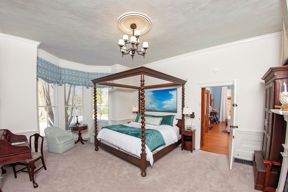Luxury Room, 1 King Bed (Carolina Suite) photo 1