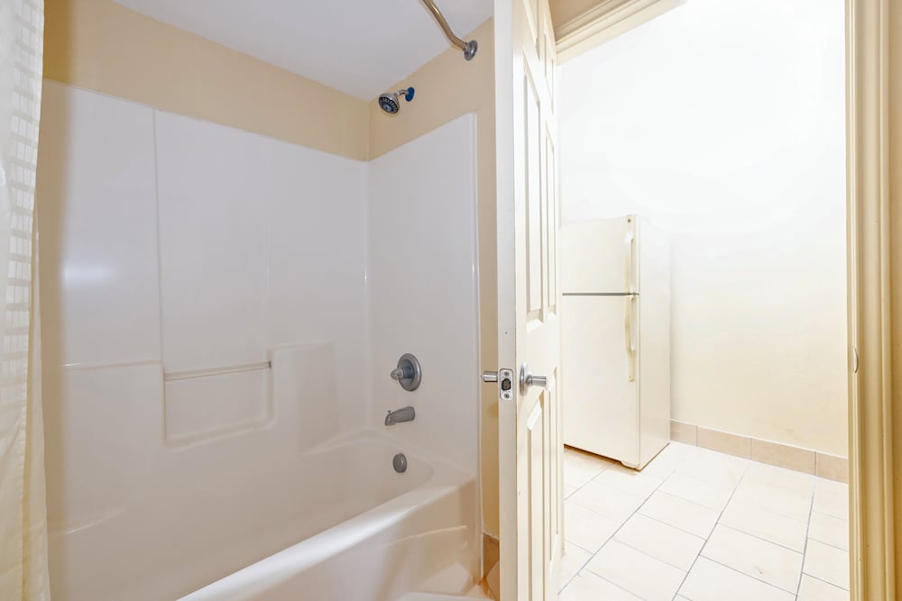 King Bed Accessible with Kitchenette - Photo 6