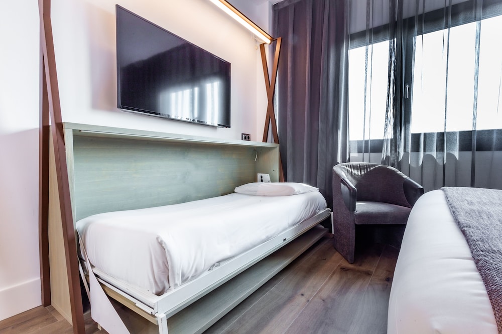 Standard Room, Multiple Beds, Non Smoking photo 3