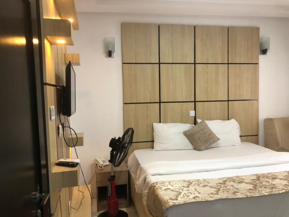 Suite - Photo 1