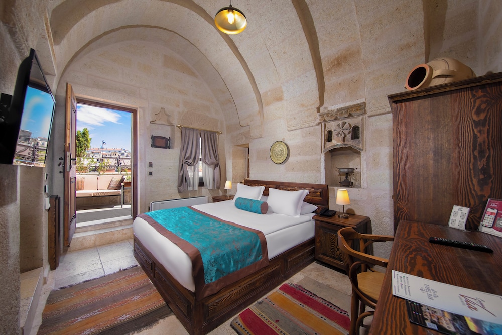 Deluxe Stone Suite - 301