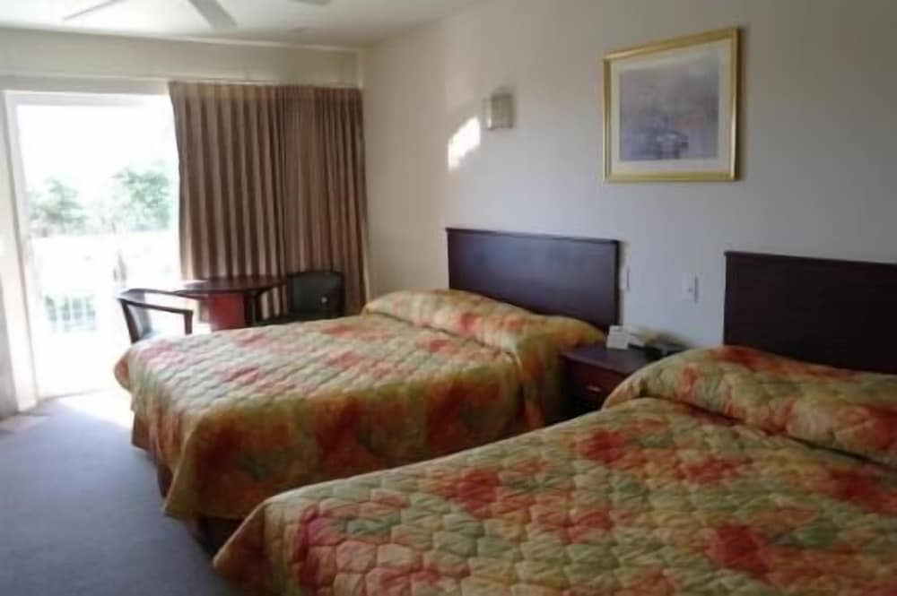 Room, 2 Queen Beds, Non Smoking - Photo 7
