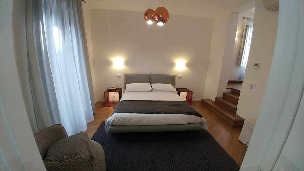 Deluxe Penthouse, 1 Queen Bed, Balcony, City View