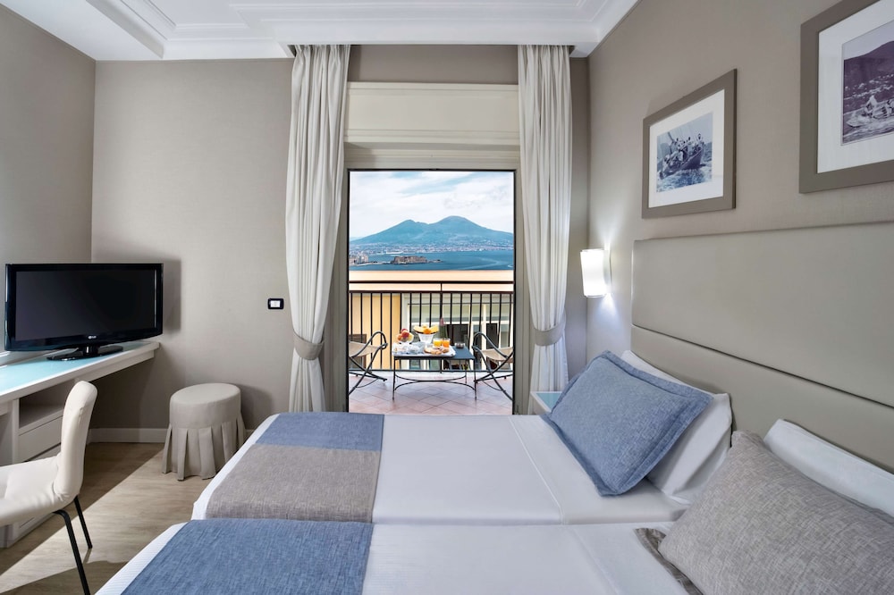 Standard Room, 1 Queen Bed, Non Smoking, Partial Sea View - Photo 1