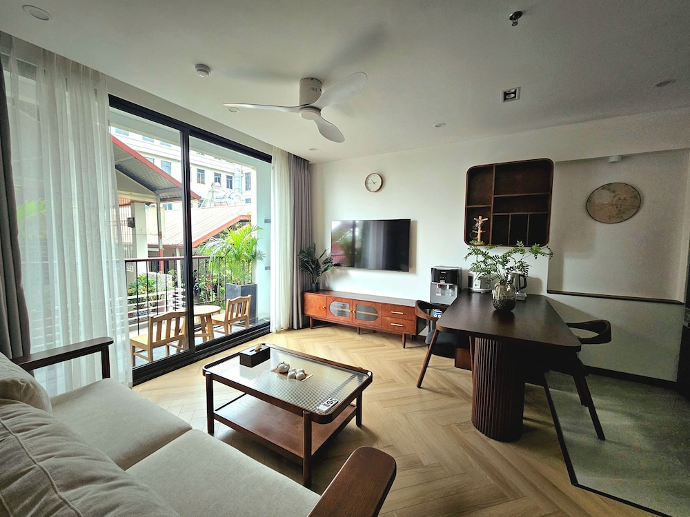 Deluxe Apartment, 1 Bedroom, Balcony, City View photo 2