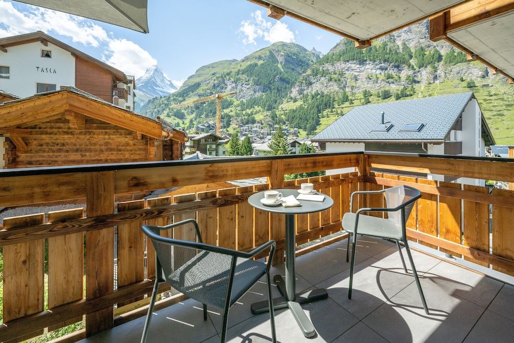Exclusive Apartment, 2 Bedrooms, Balcony, Mountain View