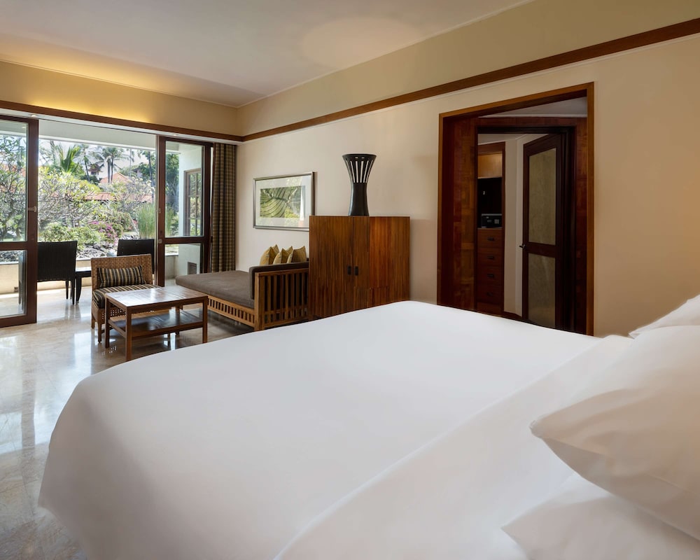 Deluxe Room, 1 King Bed (Club Access)