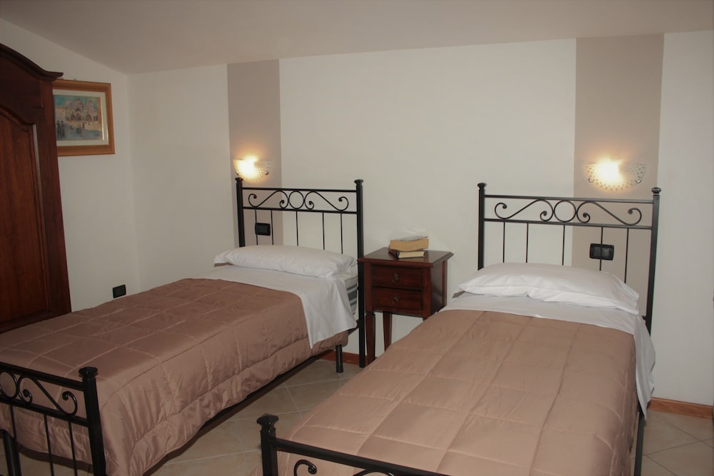 Classic Twin Room, 2 Twin Beds photo 3