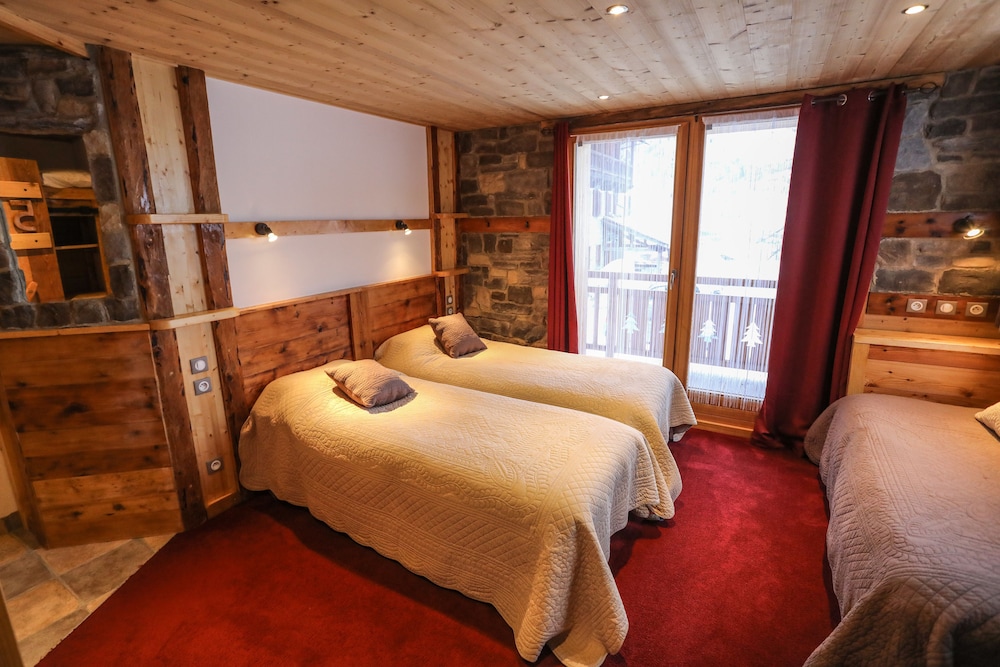 Room 5, double queen size + 1 child bed, balcony, South East photo 2