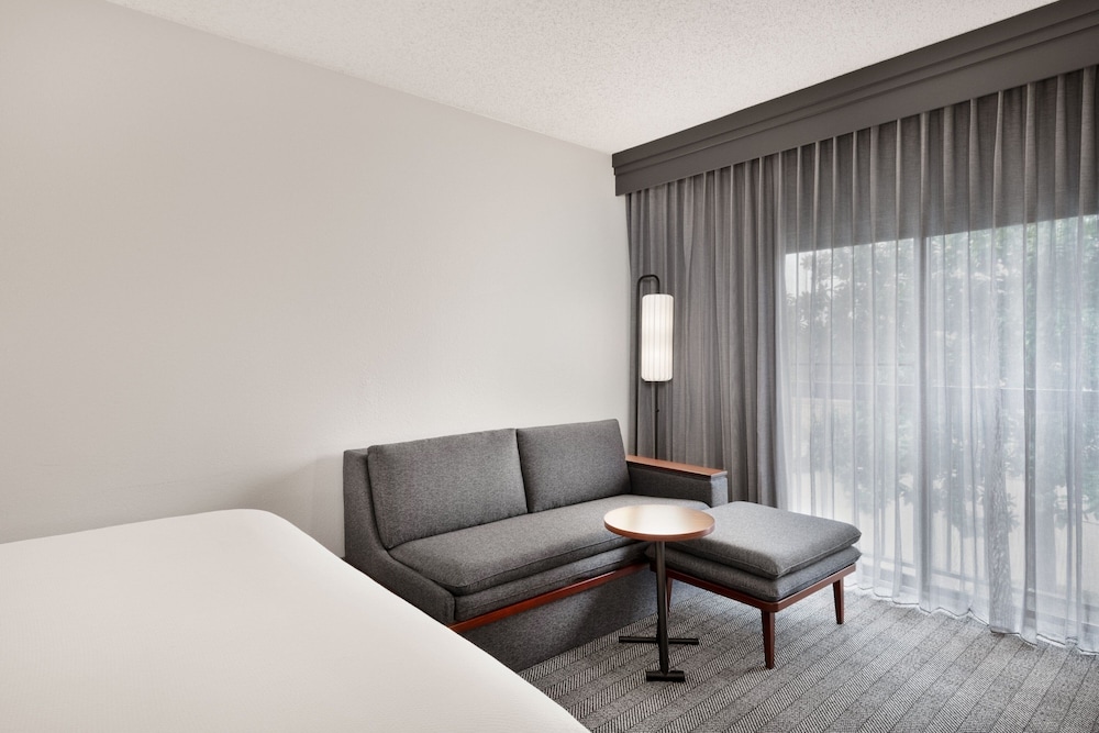 Suite, 1 Bedroom, Balcony - Photo 7