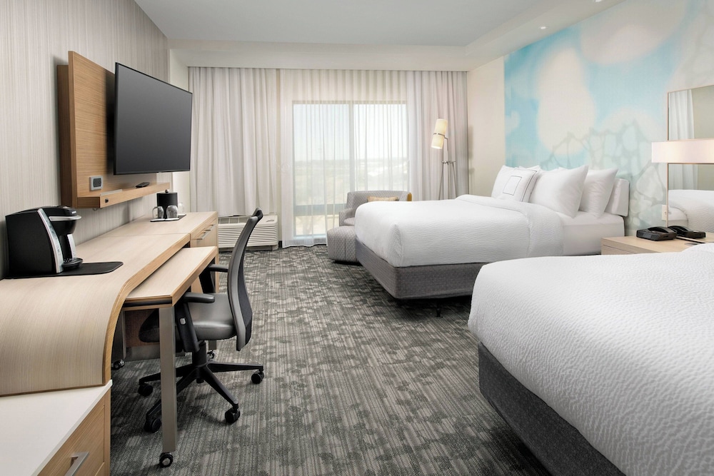 Room, 2 Queen Beds - Photo 9