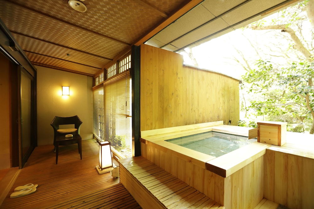 (Main Bldg.) Japanese Western Style Standard Room with Private Open-Air Bath (Non-Smoking) - Photo 7