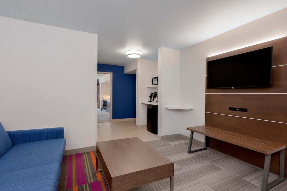 Suite, 1 Bedroom - Photo 1