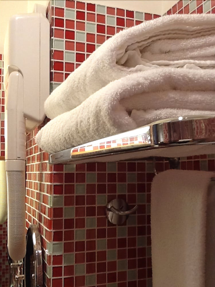 Classic Twin Room thumbnail 6