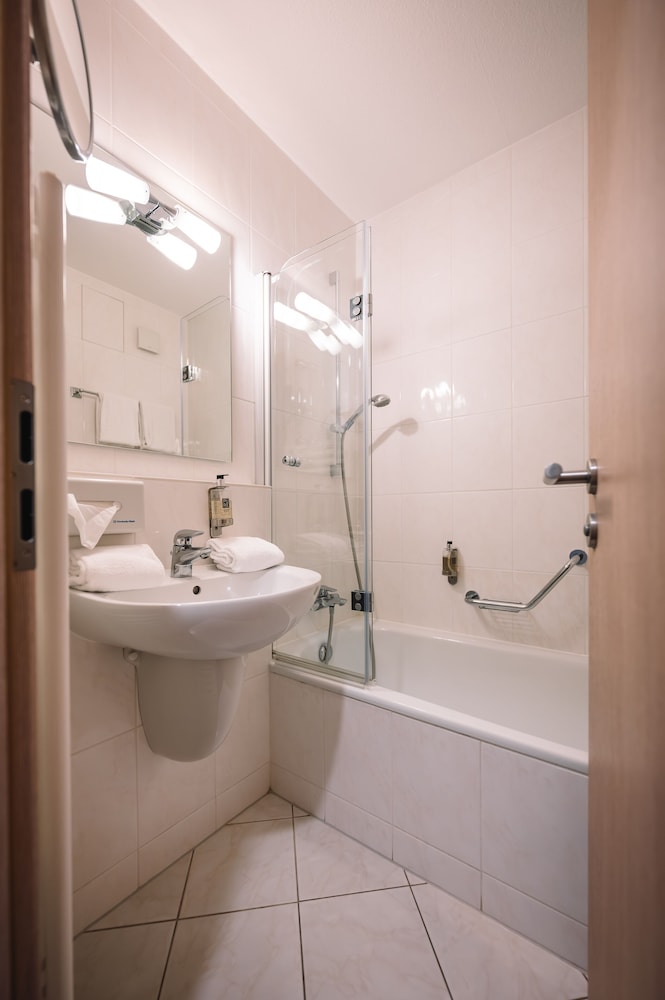 Business Double Room thumbnail 5